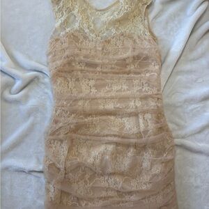 En Crème Lace Dress in Cream and Tan